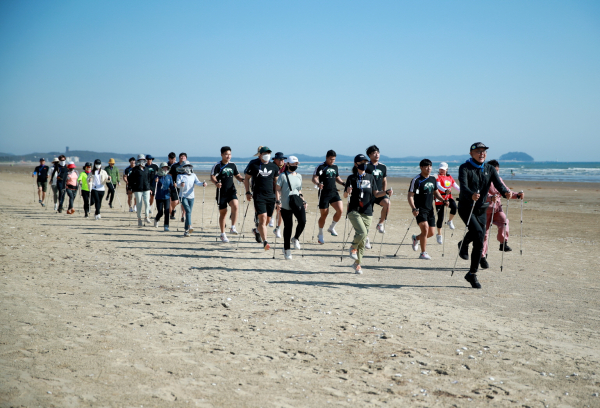 남면 몽산포 해변에서 노르딕 워킹 중인 지난해 태안 해양치유 시범 프로그램 참여자들 모습(22. 5. 27.)