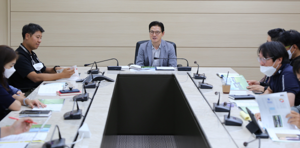 지난해 열린 ㈜골프존 ESG위원회에서 (가운데)최덕형 위원장과 위원들이 지속가능경영 강화 방안에 대해 논의하고 있다.