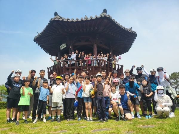 연양초 교육 공동체가 ‘자전거 축제’ 행사에 참여하고 있다.