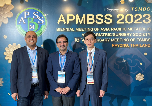 아시아태평양비만대사외과학회를 이끌어 갈 2023년 신임 회장단. 사진 오른쪽부터 차기 회장 이상권 교수, 회장 마니쉬 바이잘(Manish Baijal(인도)), 사무총장 아심 샤비르(Asim Shabbir(싱가포르)).
