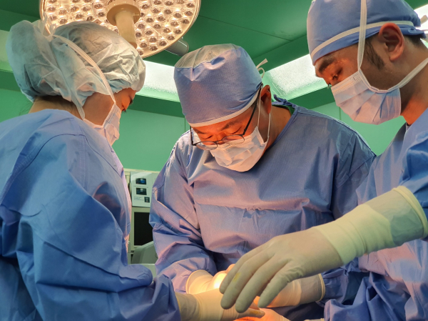 건양대병원 외과 문주익 교수(장기이식센터장) 집도모습