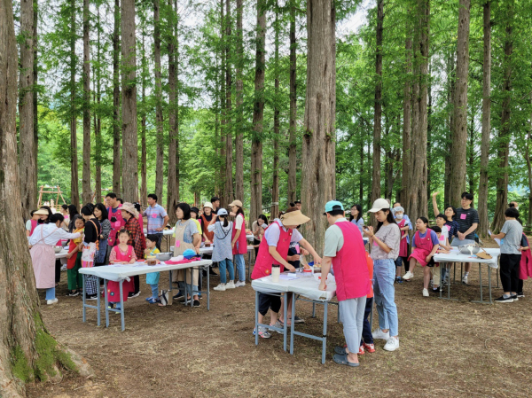 ​대전 서구 노루벌 적십자생태원에서 열린 전통 고추장 담그기 체험 행사 장면​