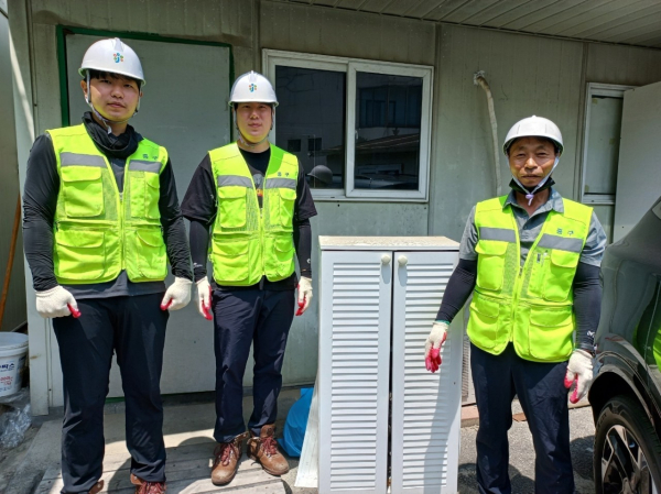 폐가구 상하차 과정에서 수표봉투를 발견한 중구 소속 환경관리요원, 왼쪽부터 백인성, 김지석, 백승남 요원