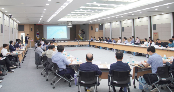 15일 시청 대회의실에서 열린 서산 대산항 배후부지 활용방안 및 항만기본계획 수립 대응방안 연구용역 착수보고회 및 항만 활성화 간담회 모습