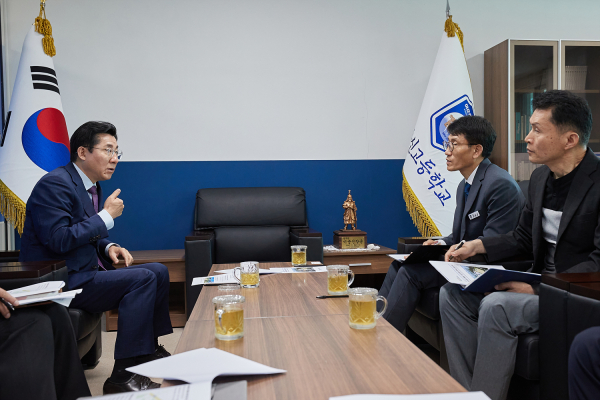 박경귀 시장 이순신고등학교 방문 장면
