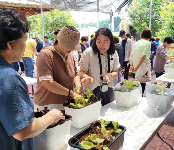 도시민 대상으로 기초원예 교육 진행 모습