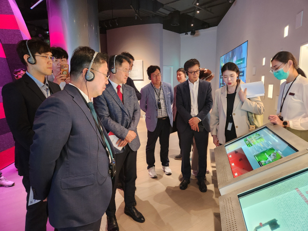이장우 대전시장이 세계 최대의 파운드리 기업인 TSMC 전시관을 방문해 관계자로부터 설명을 듣고 있다.(사진 = 대만 공동 취재 기자단 제공)