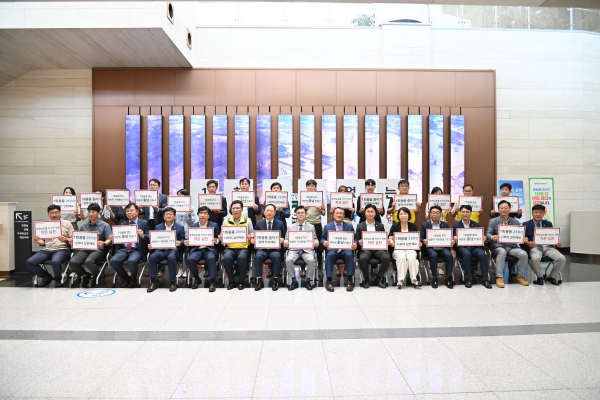 16일 도청 지하 1층 로비에서 ‘1회용품 없는 깨끗한 청사 만들기’ 캠페인 진행 모습