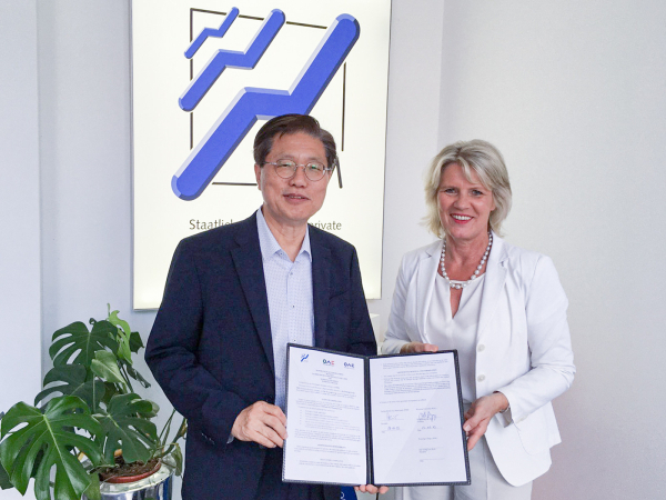 협약사진 (좌측부터 오덕성총장, 앤드라이야총장)