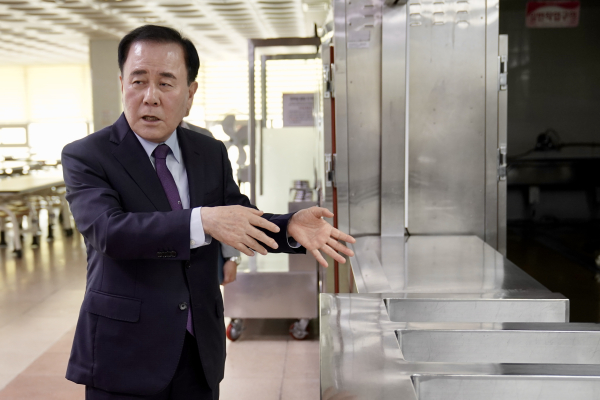 16일 홍성고에 방문하여 급식실 위생 관리 상황을 점검하고 있는 김지철 교육감