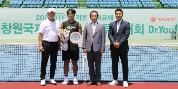 (왼쪽부터)전영대 오리온 단장, 신산희 선수, 신종철 경남협회장, 이형택 오리온 감독