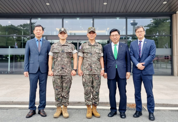 간담회 사진 * 김춘진 한국농수산식품유통공사 사장(우측2번째), 권영호 육군사관학교 학교장(좌측3번째)