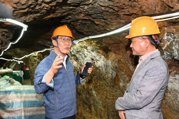 이용록 홍성군수가 광천 토굴을 현장방문했다