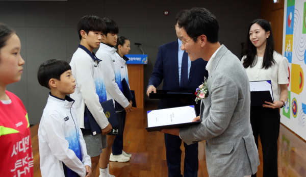 이승찬 계룡장학재단 이사장이 전국소년체육대회 우수 입상자에게 장학금을 시상하고 있다.