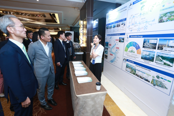 양국 주요 물 기관의 물산업 관련 정책 및 최신 동향 공유와 기술발표, 국내 물분야 중소벤처기업의 기술로드쇼 등으로 진행되었다. 행사 참석자들이 한국수자원공사 홍보부스를 방문하여 설명을 듣고 있다.