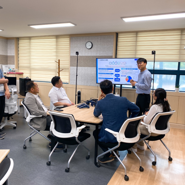 한밭대학교 지역협력센터와의 산학협력과 기업교류를 위한 업무협약을 체결하기 위해 방문한 몽골 방문단이 한밭대학교 산학연구시설을 둘러보며 관계자의 설명을 듣고 있다.