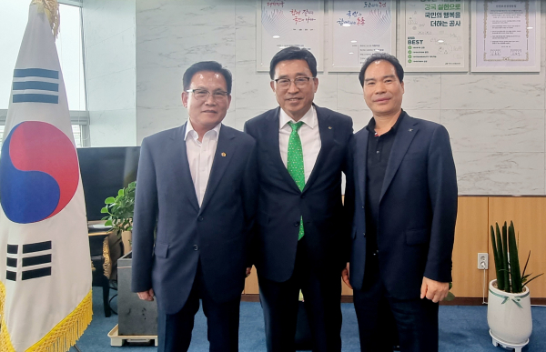 간담회 사진 * 김춘진 한국농수산식품유통공사 사장(가운데), 유경배 한국전통떡류식품산업연합회 회장(좌측1번째) 문성기 한국전통떡류식품산업연합회 부회장(우측1번째)