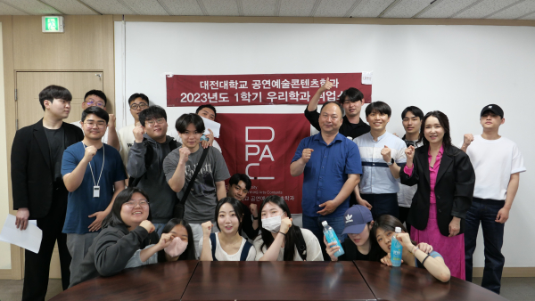 윤영한 책임연구원의 디지털 트윈 동향에 대한 특강 후 기념사진