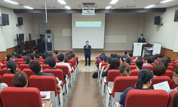 21일 탕정중에서 진행한 고입진학 특강에서 인사말하는 이병도 교육국장