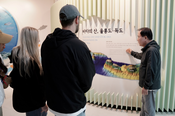 독도에 대해 원어민보조교사에게 설명하는 김지철 교육감