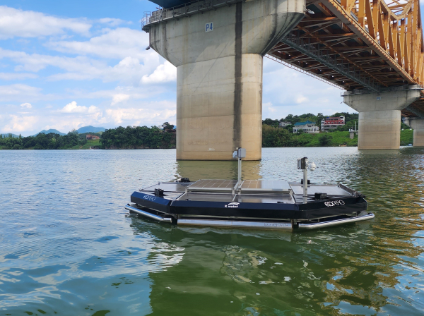 한국수자원공사 에코로봇이 22일 경상남도 함안군 칠서면 인근에서 녹조 제거 작업을 진행하고 있다.