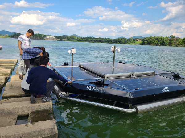 22일 경상남도 함안군 칠서면 인근에서 녹조 발생 상황을 점검하고 에코로봇을 활용하여 녹조 제거 작업을 진행하고 있다.