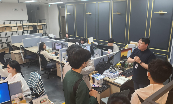 지난달 3일 대전 ㈜리얼커머스 본사에서 목원대 대학일자리플러스본부 기업탐방 프로그램 참가자들이 리얼커머스 관계자로부터 회사소개 등을 듣고 있다.