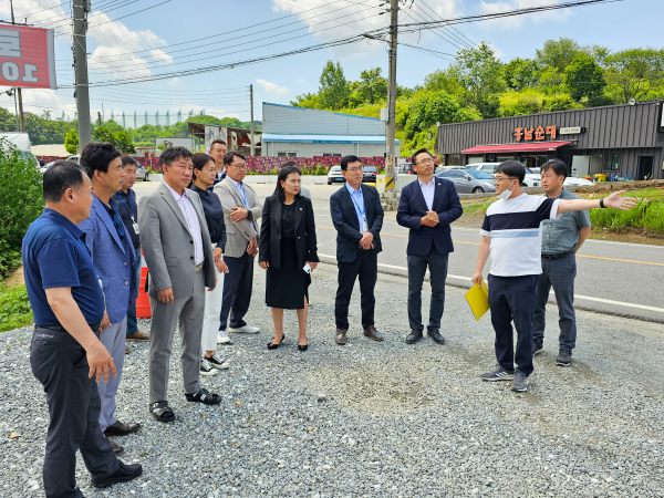 현장 방문을 실시한 건설도시위원회 의원들과 시 관계자들/아산시의회 제공