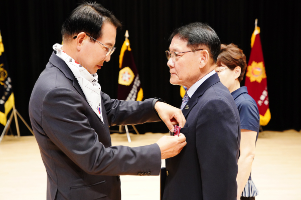 23일 서산문화회관에서 열린 6.25전쟁 제73주년 기념식 모습(무공훈장 전수 모습)