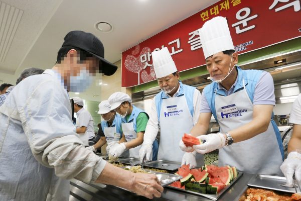 현대제철 고로사업본부장 김원배 전무(오른쪽)와 오성환 당진시장이 노인복지회관 1층 식당에서 중식 배식봉사활동 모습