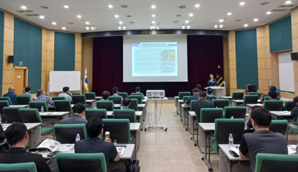 중소협력기업 임직원들이 지난 21일 오송시설장비사무소에서 교육을 듣고 있다.