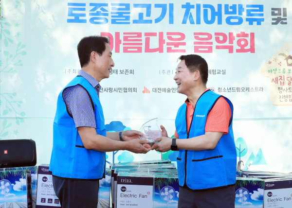 토종물고기 치어 방류 행사에 참석한 서철모 서구청장