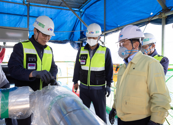 박형덕 사장(오른쪽)이 태안발전본부 석탄가스화복합발전(IGCC) 보강공사 현장을 찾아 설명을 듣는 모습.