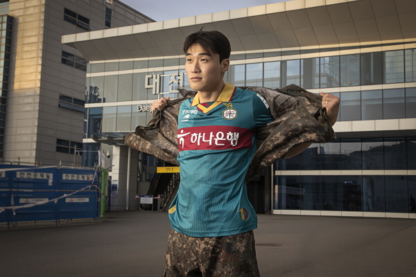 대전역 광장에 조성된 ‘전역 기념 포토존’에서 촬영 (수비수 강윤성 영입)