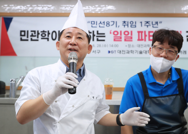 서철모 서구청장, 28일 민선 8기 출범 1주년을 맞아 민·관·학이 함께하는 ‘일일 파티시에’ 간식 봉사 진행