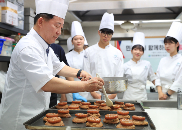 서철모 서구청장, 28일 민선 8기 출범 1주년을 맞아 민·관·학이 함께하는 ‘일일 파티시에’ 간식 봉사 진행