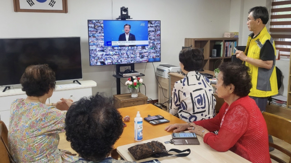 최초로 어르신 대상 실시간 온라인 퀴즈대회 진행 모습