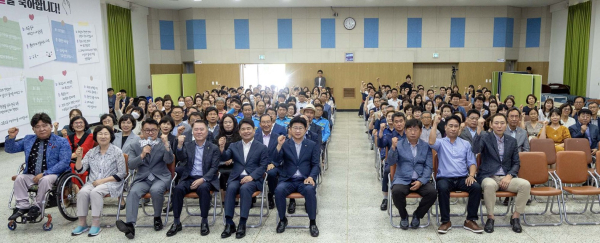 (사진 왼쪽 여섯 번째)과 지역 주민, 관계자들이 28일 구청 청렴관에서 열린 민선 8기 출범 1주년 기념식을 마친 후 기념 촬영