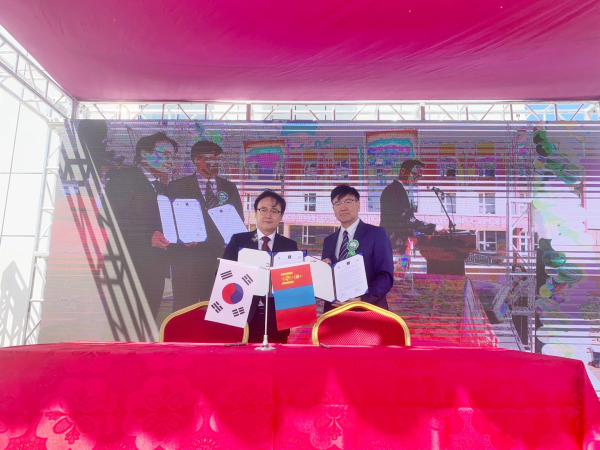 28일 몽골 생명과학대학 총장과 한국농어촌공사 해외사업처장은 몽골 올란바토르 수의진료 역량 강화사업 준공식에서 인수인계서 서명 및 교환식을 가졌다.