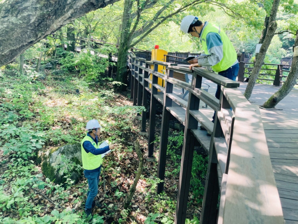 국립칠곡숲체원(경북 칠곡군 석적읍)에서 진흥원 안전점검반원들이 금번 집중호우에 대비하여 이용객 이용 시설물 및 체험 시설물에 대한 재점검과 결속 조치 등을 실시하고 있다.