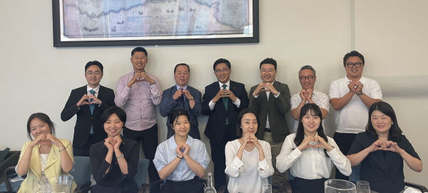 수출확대를 위한 현장 간담회 사진 * (윗줄 왼쪽부터) 주영한국대사관 위승복 조달관, 서상규 KOREA FOODS 이사, 하재성KOREA FOODS 이사, 김춘진 한국농수산식품유통공사, 신경호 CJ런던법인장, 하대호 KINNO LTD대표, 김종순 JS Holdings 대표