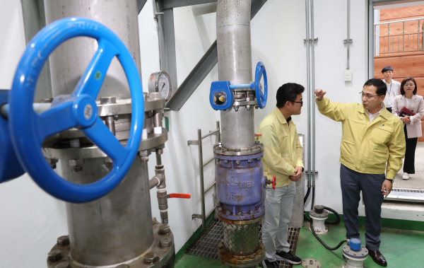 박희조 동구청장이 지난 28일 판암동 소정 지하차도를 방문해 배수시설을 점검하고 있다.