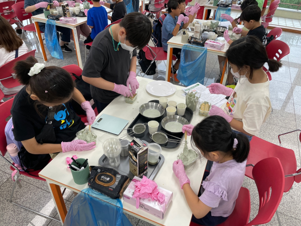 29일, 영주 동부초등학교 어린이들이 임산물을 활용한 산림치유음식 컵케이크 ‘포레스트 인 더 컵’을 만들고 있다.