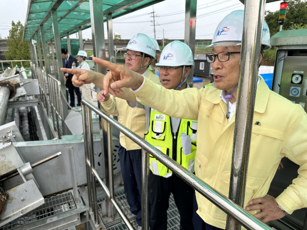 이병호 사장 우기대비 농업기반시설 점검 현장 모습(이병호 사장(오른쪽), 박민국 논산지사장(가운데), 남윤선 충남본부장(왼쪽)