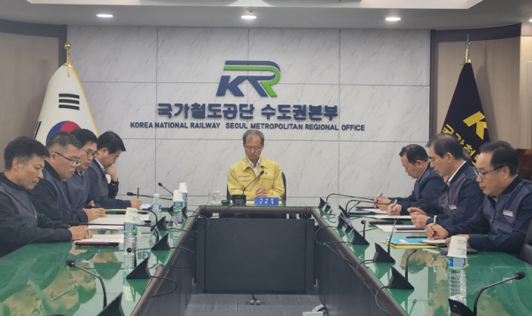 국가철도공단 김한영 이사장(가운데)이 29일 철도공단 수도권본부 재난대책상황실에서 여름철 호우 대비 긴급 상황판단회의를 진행하고 있다.
