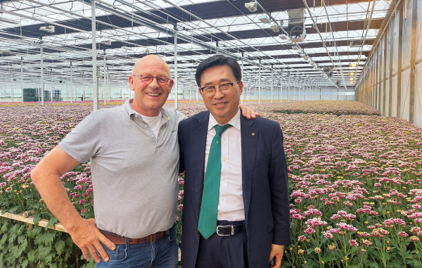 Leen Middelburg Chrysanten 화훼 농가 방문 현장 사진 * 한국농수산식품유통공사 김춘진 사장(우측), Leo Middelburg LMC(Leen Middelburg Chrysanten) 이사(좌측)
