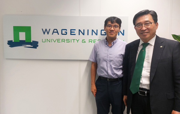 와게닝헨 대학연구센터 방문 현장 사진 * 한국농수산식품유통공사 김춘진 사장(우측), 정민웅 농촌진흥청 상주연구원(좌측)