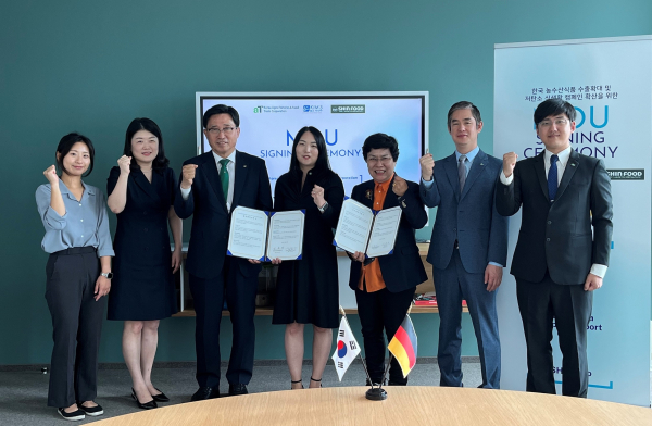 한국농수산식품유통공사-독일 킴스아시아-체코 신푸드 MOU * (좌측 3번째부터) 한국농수산식품유통공사 김춘진 사장, 독일 킴스아시아 김선 대표, 체코 신푸드 최춘정 대표