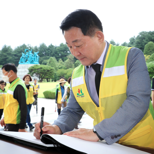 서철모 서구청장 현충원 참배 묘역정화 활동 장면