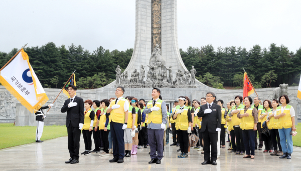 서철모 서구청장 현충원 참배 묘역정화 활동 장면